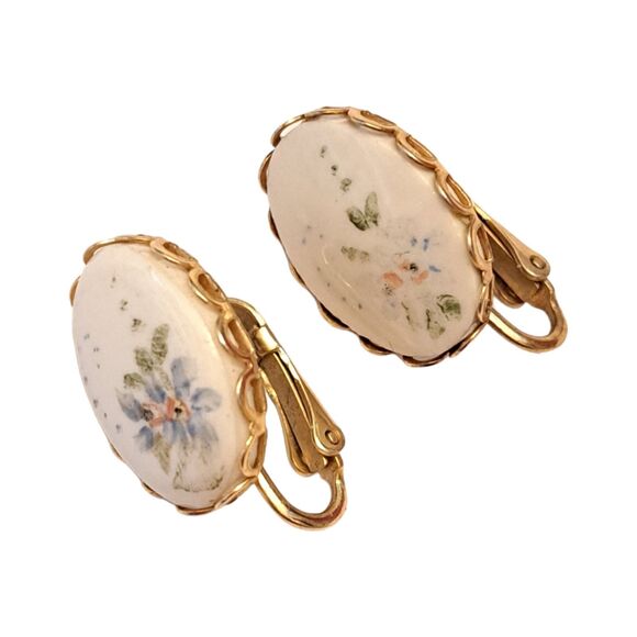 Vintage Jewelry - Vintage Clip On Earrings Golden Tone White Ceramic Plate with Floral Pattern
